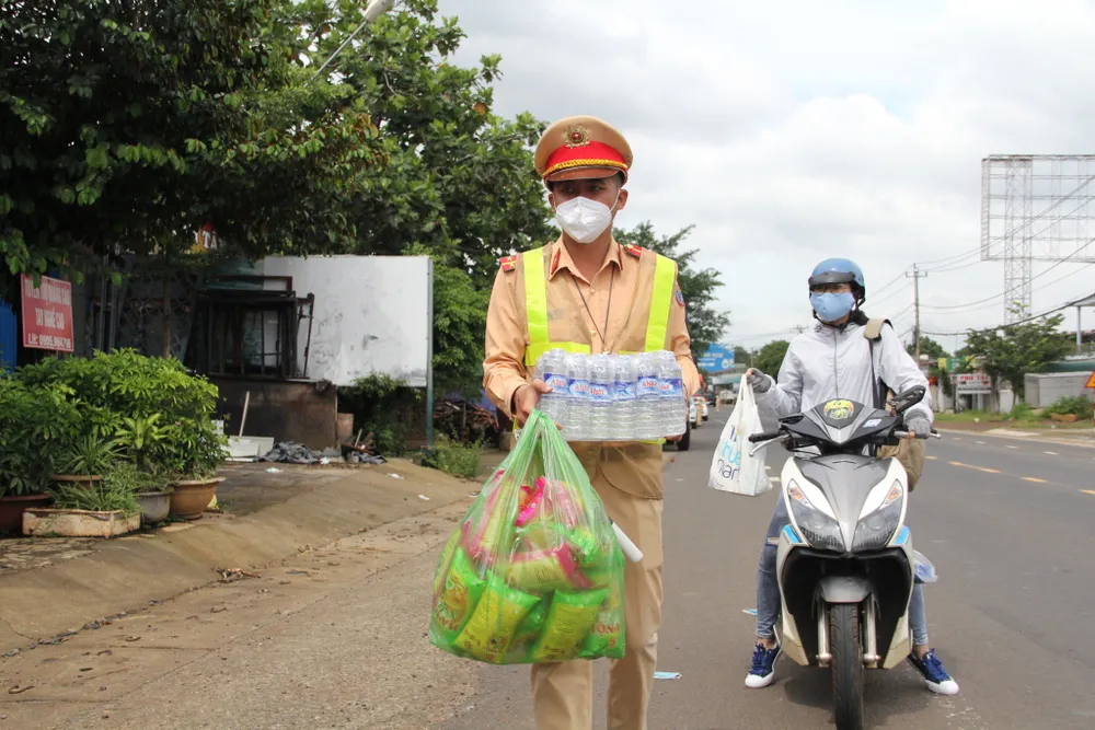 Đắk Lắk, Đắk Nông tiếp nhận hàng ngàn người dân từ các tỉnh thành phía Nam trở về ảnh 9