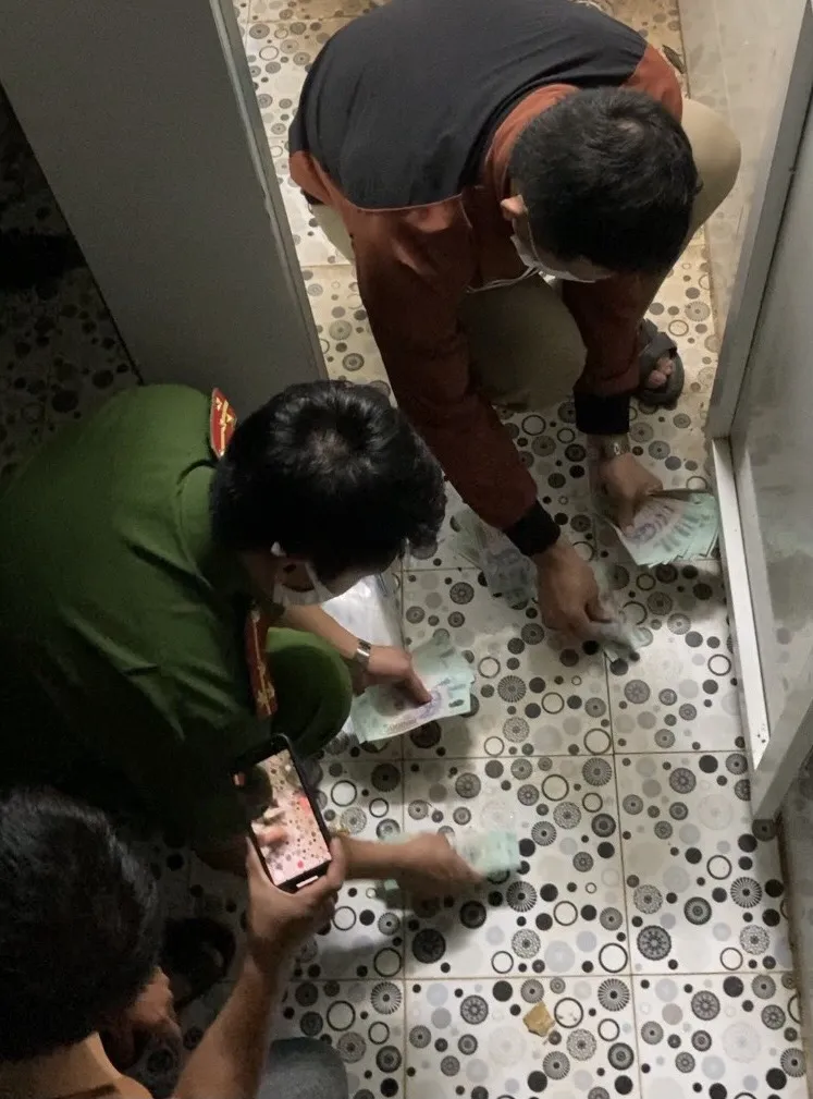 Bắt 2 cán bộ quản lý thị trường chiếm đoạt 160 triệu đồng của tài xế xe chở xăng dầu ảnh 2