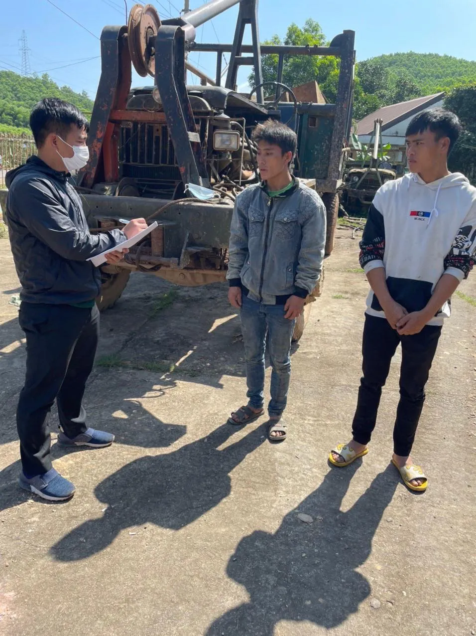 Bắt xe gỗ lậu ngụy trang chở củi ảnh 2