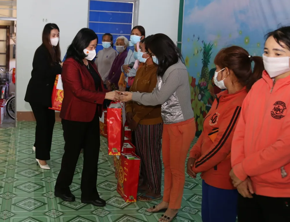 Trưởng Ban Dân vận Trung ương Đảng thăm, tặng quà Tết tại Đắk Lắk ảnh 2