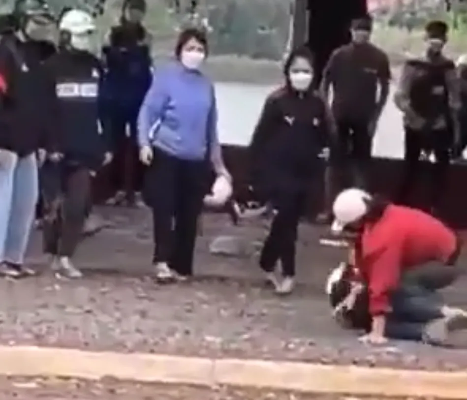 Mâu thuẫn trên Facebook, nhóm nữ sinh cấp 3 lao vào đánh nhau ảnh 2