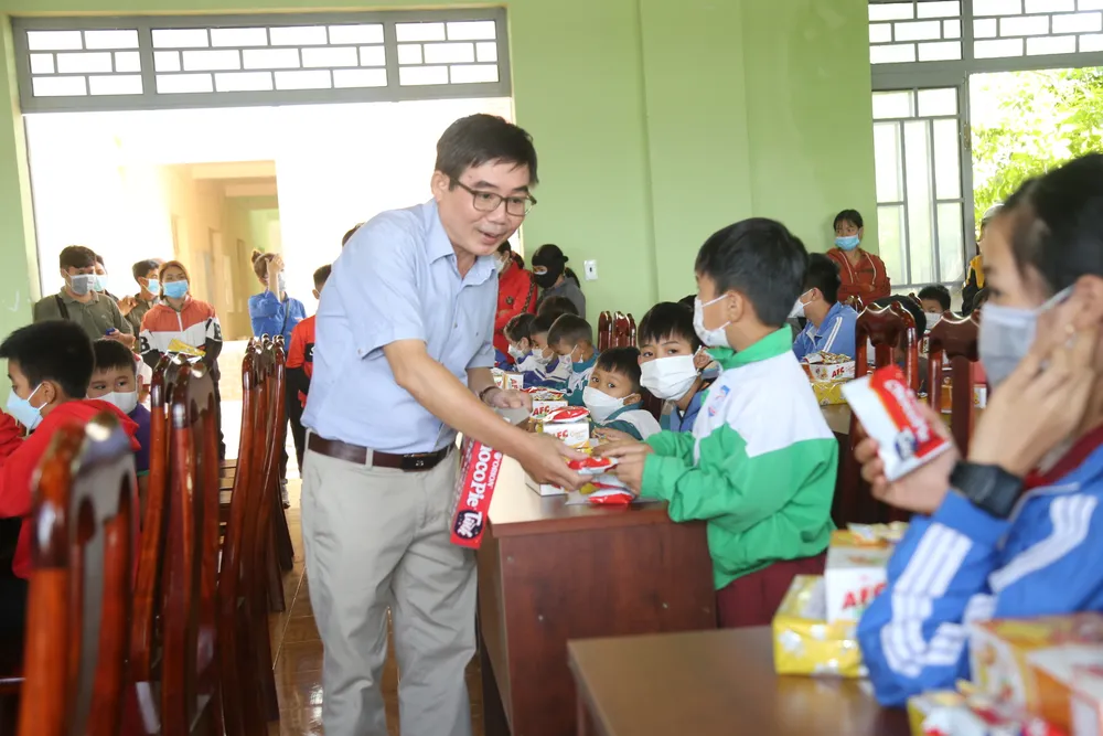 Khám bệnh, phát thuốc miễn phí cho người dân nghèo vùng biên giới Đắk Nông ảnh 3