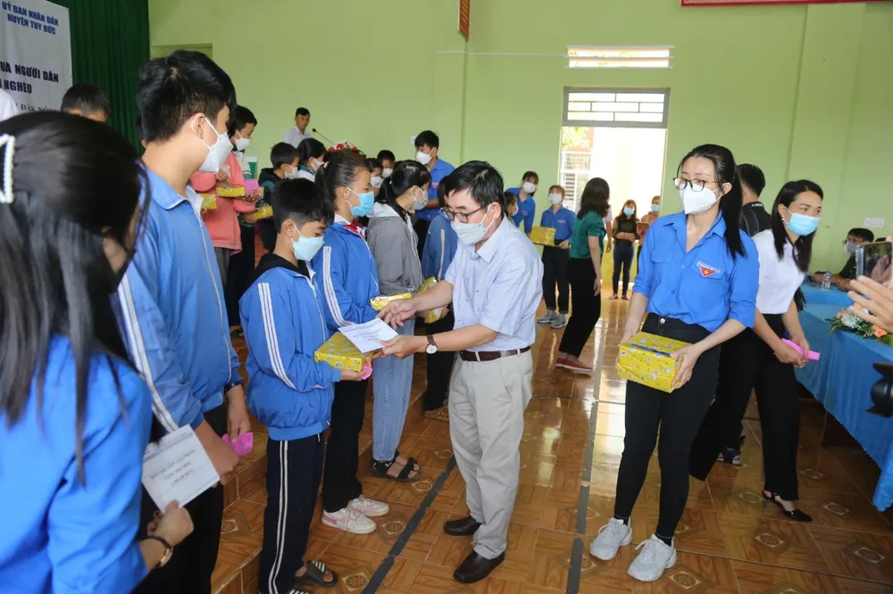 Khám bệnh, phát thuốc miễn phí cho người dân nghèo vùng biên giới Đắk Nông ảnh 5