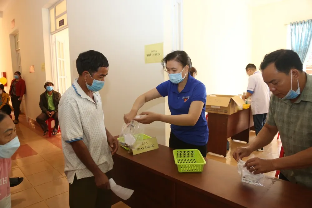 Khám bệnh, phát thuốc miễn phí cho người dân nghèo vùng biên giới Đắk Nông ảnh 12