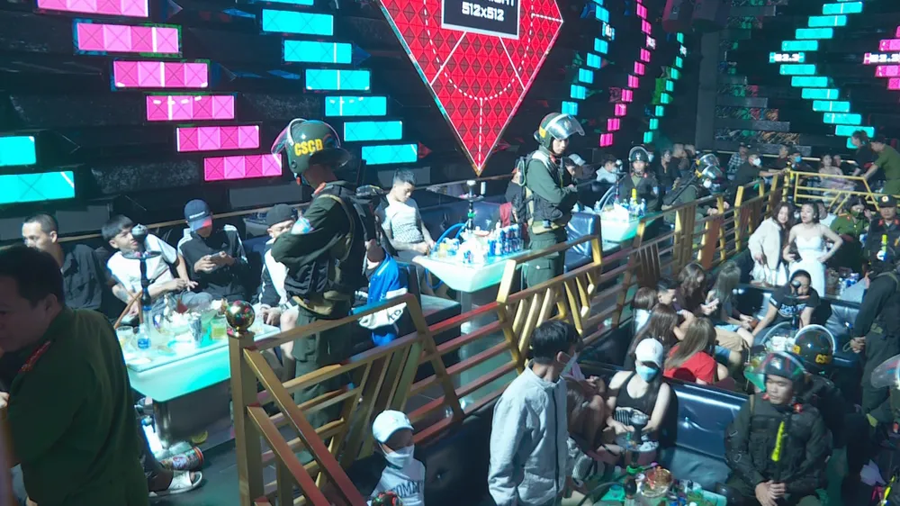 Đột kích quán bar phát hiện 44 đối tượng sử dụng ma túy và 1 khẩu súng ảnh 2