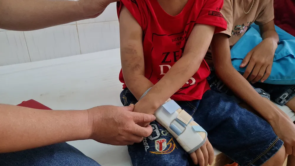 Vụ bé trai 9 tuổi nghi bị bạo hành: Khởi tố bị can đối với người cha và bà nội ảnh 2