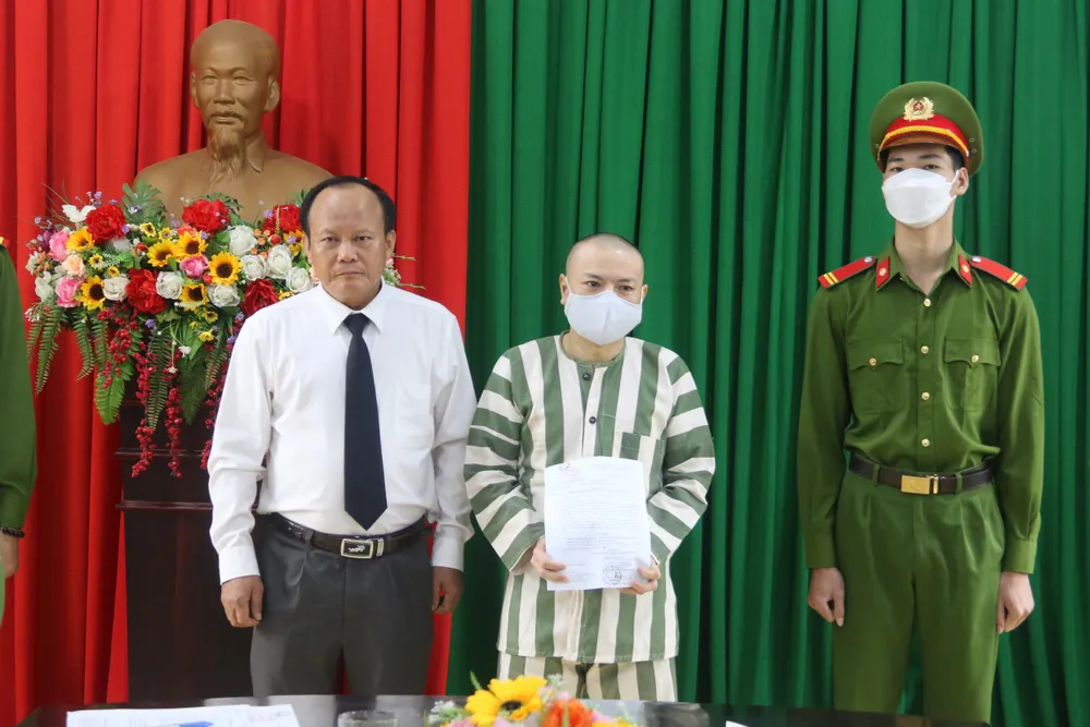 Tử tù Đặng Văn Hiến bật khóc khi nhận Quyết định ân giảm của Chủ tịch nước ảnh 1