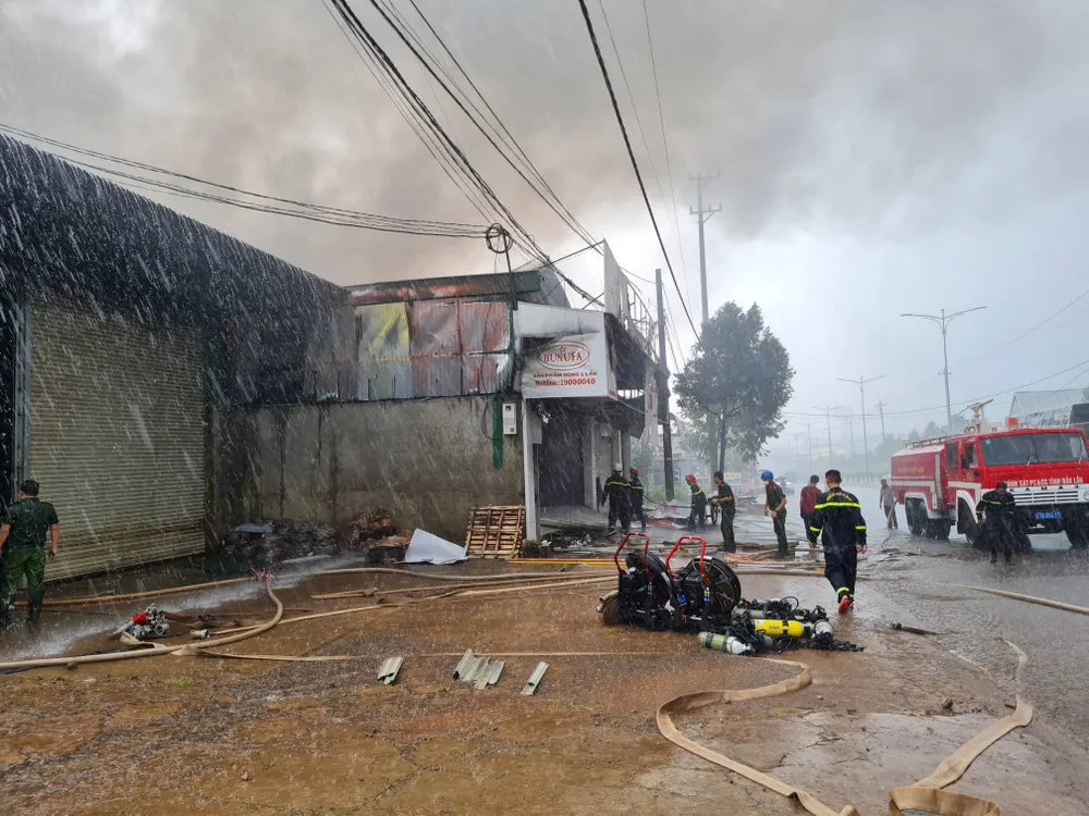 Đắk Lắk: Nỗ lực dập tắt đám cháy lớn ở TP Buôn Ma Thuột ảnh 6