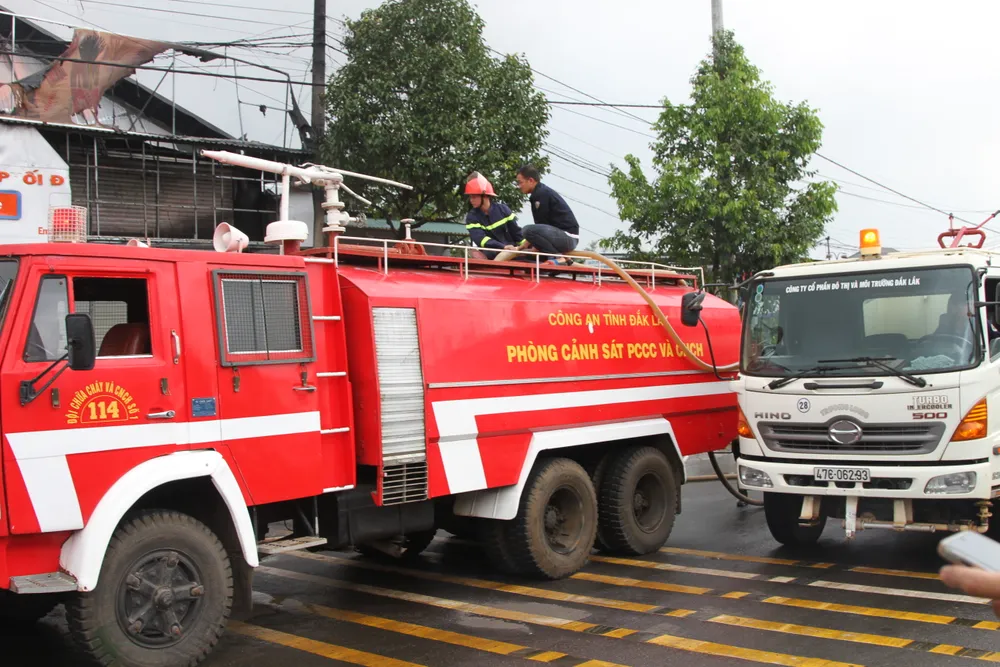 Đắk Lắk: Nỗ lực dập tắt đám cháy lớn ở TP Buôn Ma Thuột ảnh 5