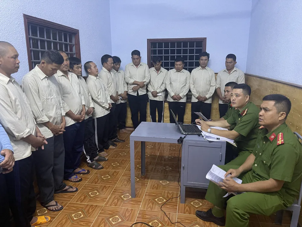 Cơ quan công an khởi tố 14 bị can trong đường dây đánh bạc 80 tỷ đồng Cơ quan công an khởi tố 14 bị can trong đường dây đánh bạc 80 tỷ đồng