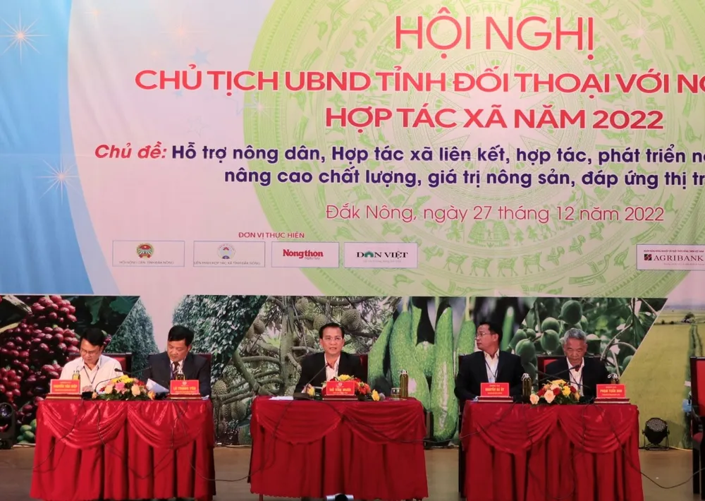 Chủ tịch UBND tỉnh Đắk Nông Hồ Văn Mười (giữa) đối thoại với nông dân.