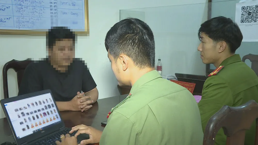 Cơ quan công an đang làm việc với đối tượng C.