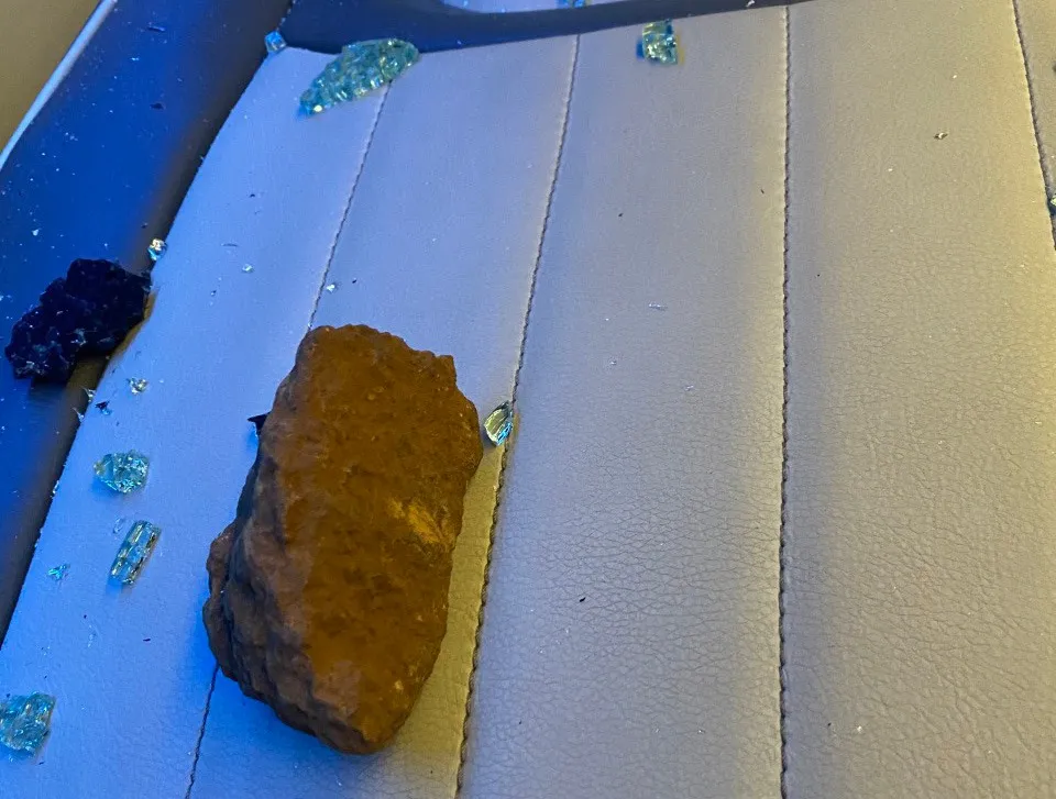 Đá văng vào trong xe khách nhưng rất may không có hành khách bị thương