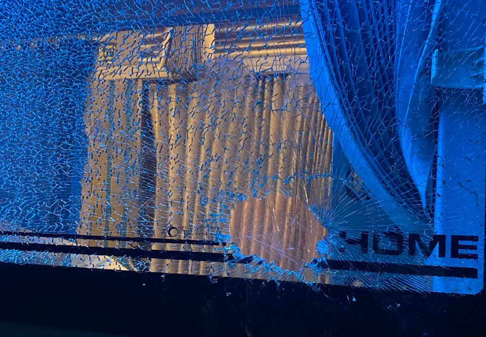 Xe khách Tiến Oanh bị ném đá vào 1 giờ sáng 13-1 khi đi qua địa bàn huyện Đắk Song