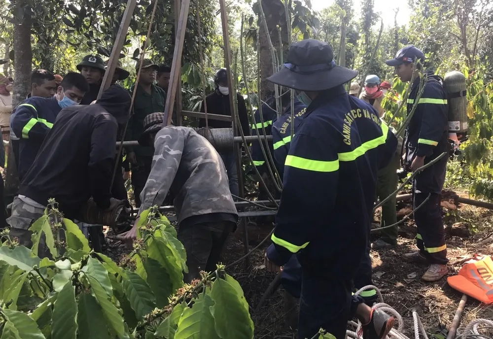 Lực lượng chức năng đang trục vớt nạn nhân Lực lượng chức năng đang trục vớt nạn nhân