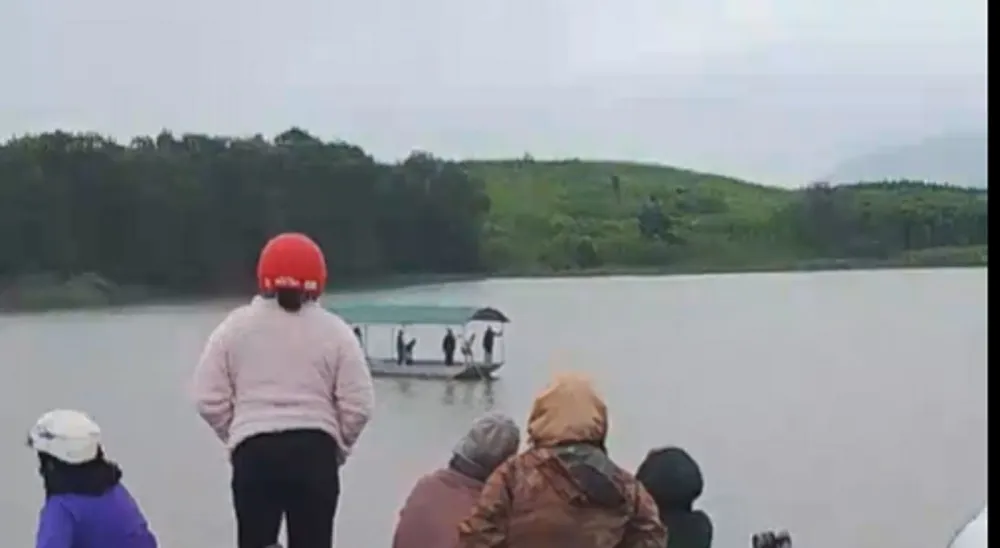 Người thân đang chờ lực lượng chức năng trục vớt thi thể nạn nhân