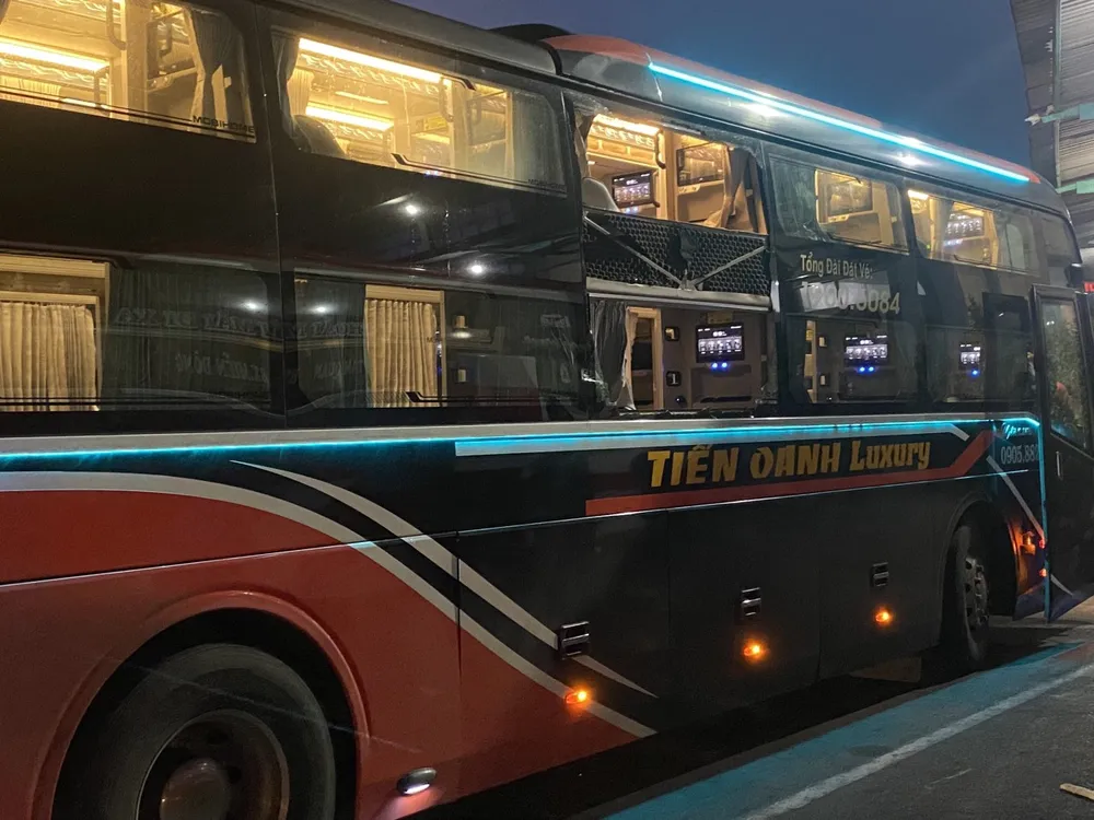 Nhà xe Tiến Oanh bị các đối tượng ném đá, làm hư hỏng kính