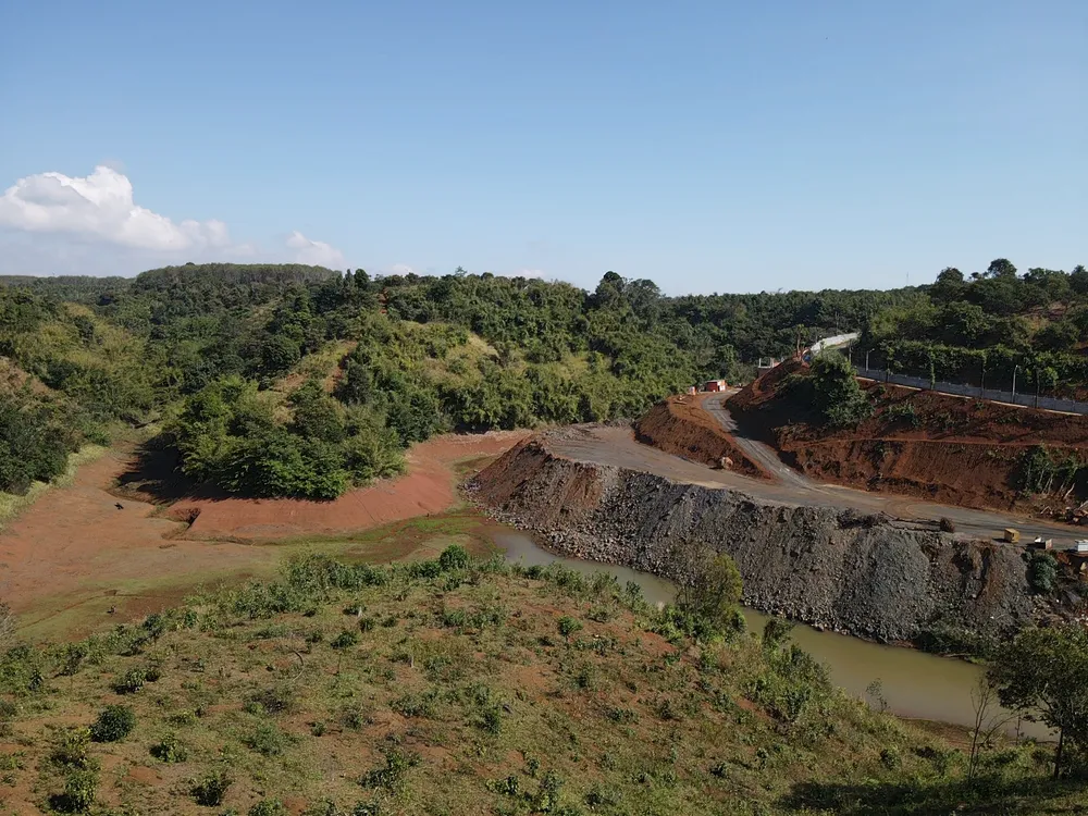 Ông Phúc đã ngang nhiên san ủi lấn chiếm hơn 100m2 đất lòng hồ thủy điện