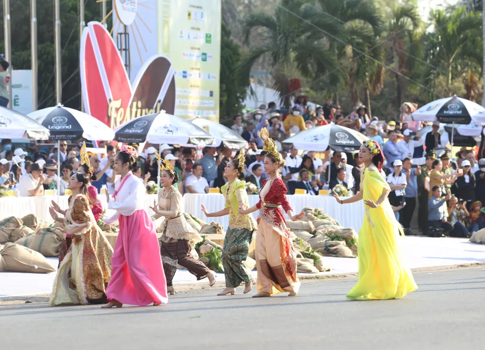 Đoàn nghệ thuật nước ngoài biểu diễn tại Lễ hội