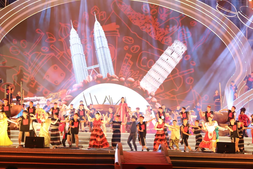 Hoa hậu H' Hen Niê tiếp tục là Đại sứ truyền thông cho Lễ hội cà phê Buôn Ma Thuột lần thứ 8 năm 2023