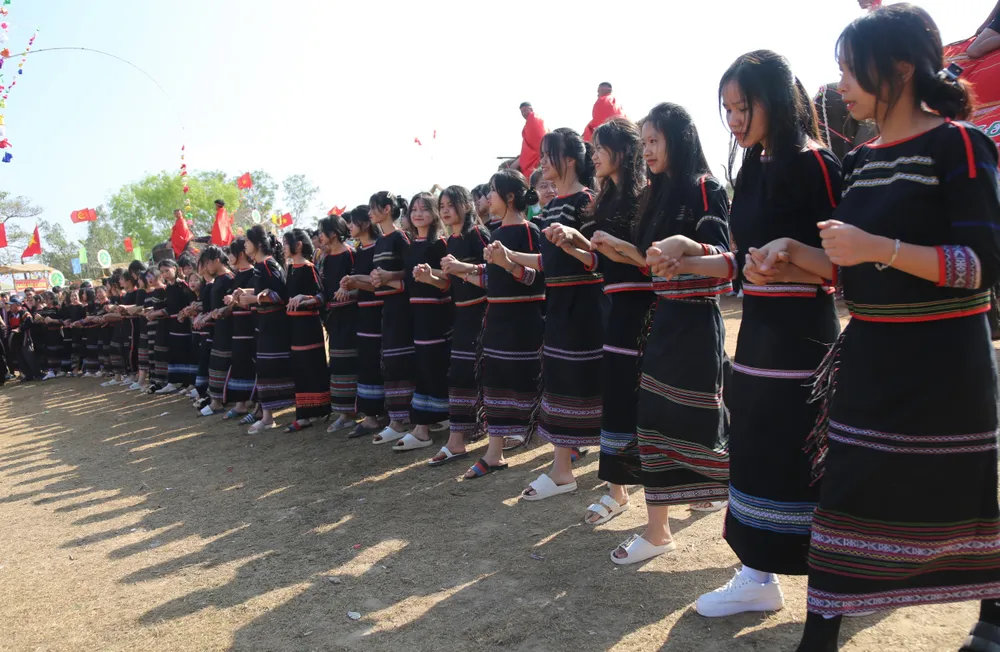 Các cô gái Ê Đê duyên dáng trong trang phục truyền thống