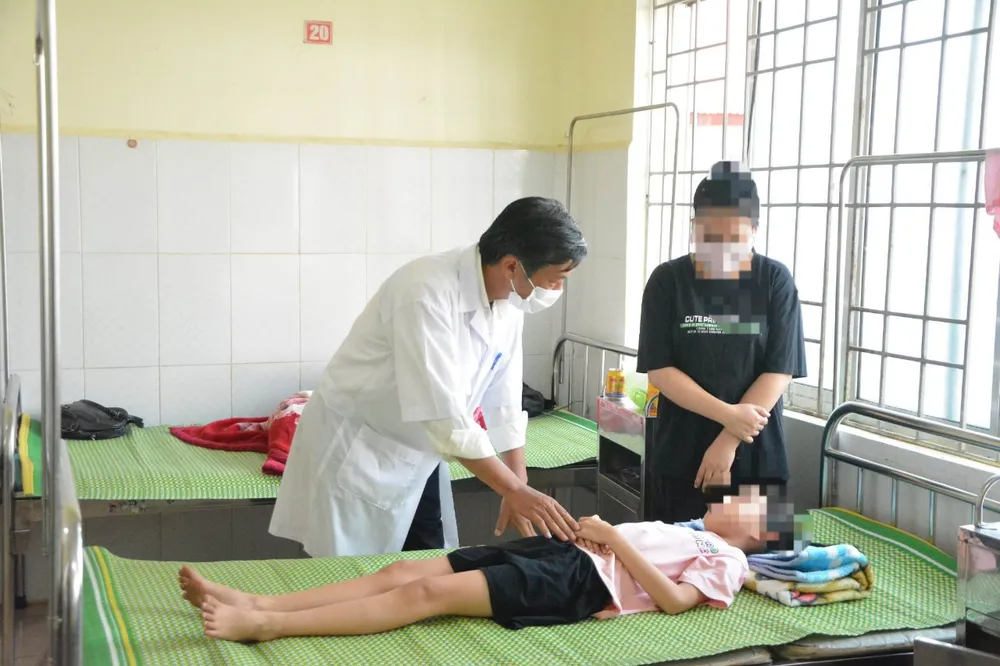 Sau khi chơi bóng bay của người lạ hàng loạt học sinh đã bị ngộ độc