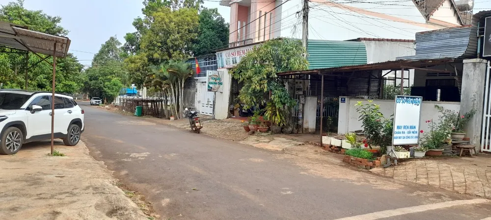 Hiện trường phát hiện bé sơ sinh tại thị trấn Quảng Phú Hiện trường phát hiện bé sơ sinh tại thị trấn Quảng Phú