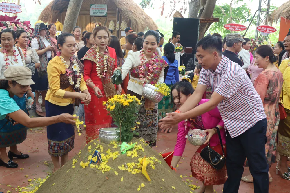 Nghi lễ vun tháp hoa