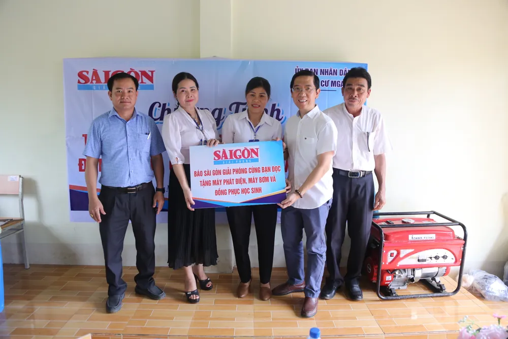 Đại diện Báo SGGP trao tặng máy phát điện, máy bơm và đồng phục cho học sinh điểm trường buôn H'Mông Đại diện Báo SGGP trao tặng máy phát điện, máy bơm và đồng phục cho học sinh điểm trường buôn H'Mông