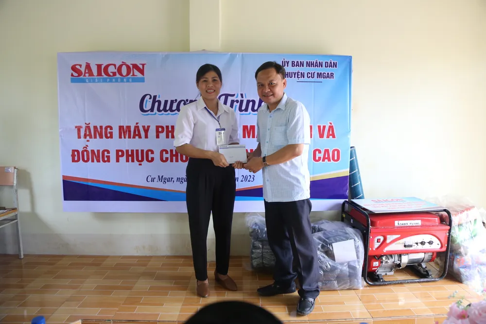 Ông Tống Duy Trương, Phó Trưởng phòng Tổ chức – Hành chính, Báo SGGP đại diện Công đoàn báo SGGP trao tặng số tiền 3 triệu đồng cho Công đoàn trường Tiểu học Mạc Thị Bưởi để hỗ trợ công tác giảng dạy của trường Ông Tống Duy Trương, Phó Trưởng phòng Tổ chức – Hành chính, Báo SGGP đại diện Công đoàn báo SGGP trao tặng số tiền 3 triệu đồng cho Công đoàn trường Tiểu học Mạc Thị Bưởi để hỗ trợ công tác giảng dạy của trường