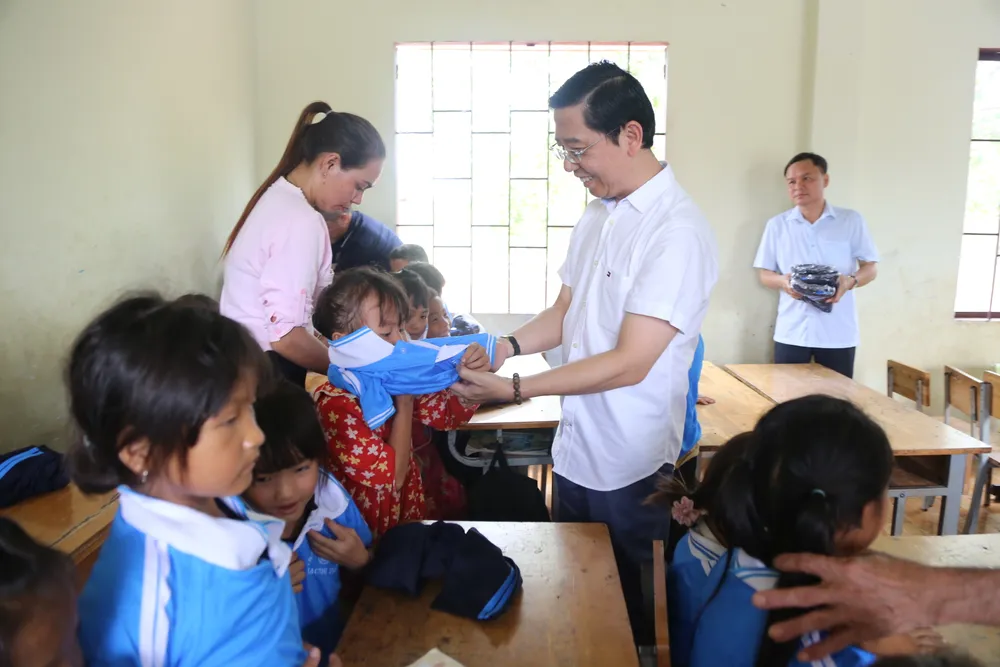 Nhà báo Nguyễn Thành Lợi, Bí thư Đảng ủy, Phó Tổng Biên tập Báo SGGP tặng đồng phục cho học sinh buôn H'Mông Nhà báo Nguyễn Thành Lợi, Bí thư Đảng ủy, Phó Tổng Biên tập Báo SGGP tặng đồng phục cho học sinh buôn H'Mông