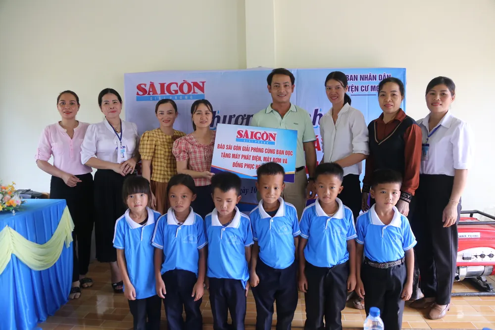 Ông Lê Minh Tuấn, Phụ trách Văn phòng Tây Nguyên - Nam Trung bộ tặng quà cho các em học sinh Ông Lê Minh Tuấn, Phụ trách Văn phòng Tây Nguyên - Nam Trung bộ tặng quà cho các em học sinh