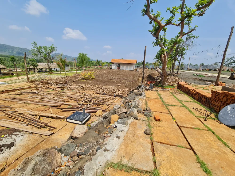 Khu vực hồ bơi đã được san lấp