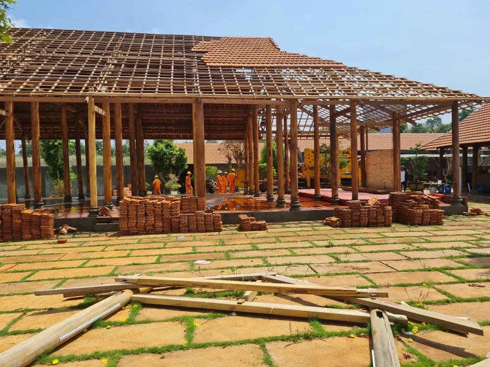 Khu nhà gỗ đang được tháo dỡ