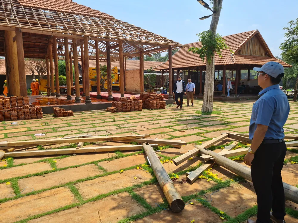 Lãnh đạo UBND xã Cư Êbur giám sát công trình đang tháo dỡ