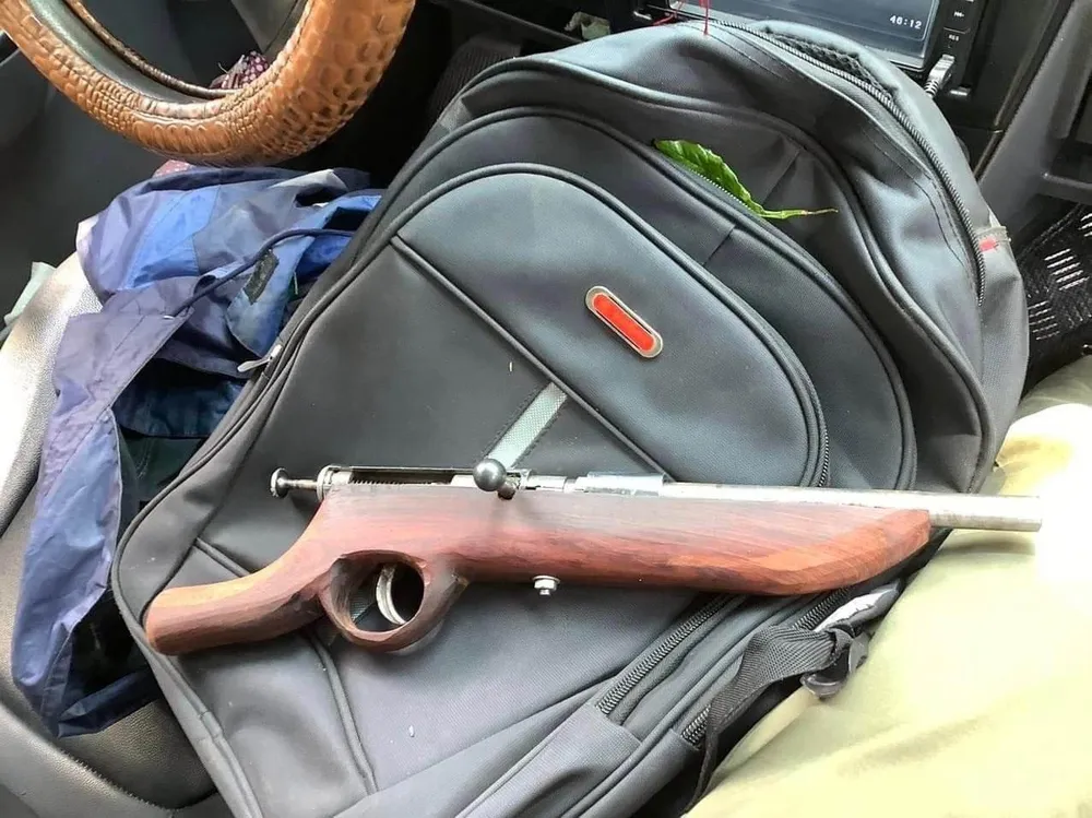 Khẩu súng tự chế mà đối tượng Nhân dùng để gây án Khẩu súng tự chế mà đối tượng Nhân dùng để gây án