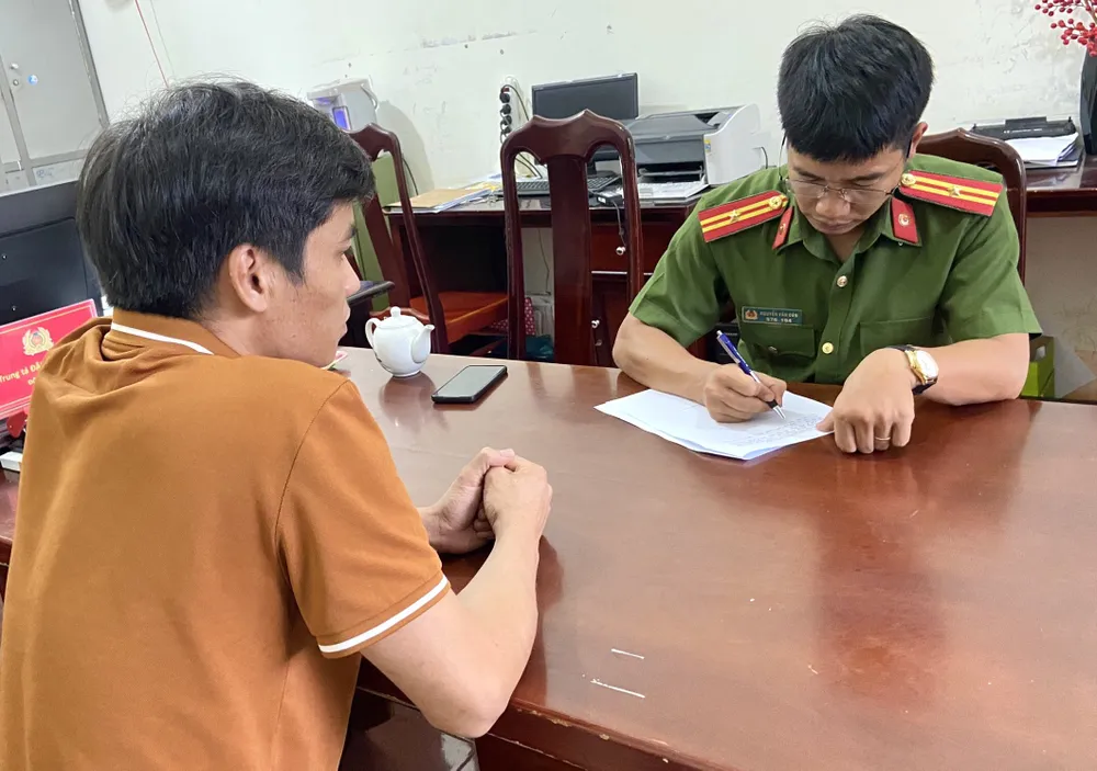 Cơ quan CSĐT Công an tỉnh Đắk Nông làm việc với bị can Hoàng Quang Việt