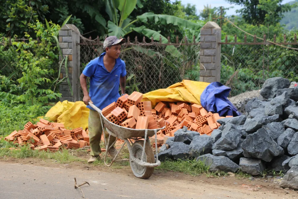 Người dân ở xã Ea Tiêu bắt đầu làm việc trở lại