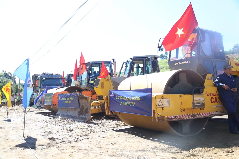 Các phương tiện cơ giới đã sẵn sàng để khởi công dự án cao tốc Khánh Hòa - Buôn Ma Thuột Các phương tiện cơ giới đã sẵn sàng để khởi công dự án cao tốc Khánh Hòa - Buôn Ma Thuột