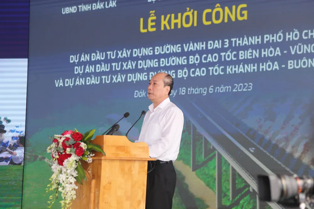 Ông Phạm Ngọc Nghị, Chủ tịch UBND tỉnh Đắk Lắk phát biểu tại buổi lễ Ông Phạm Ngọc Nghị, Chủ tịch UBND tỉnh Đắk Lắk phát biểu tại buổi lễ