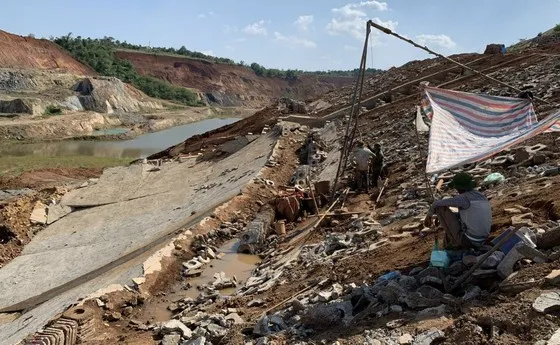 Hiện trường vụ sụt lún ở Khu công nghiệp Nhân Cơ Hiện trường vụ sụt lún ở Khu công nghiệp Nhân Cơ