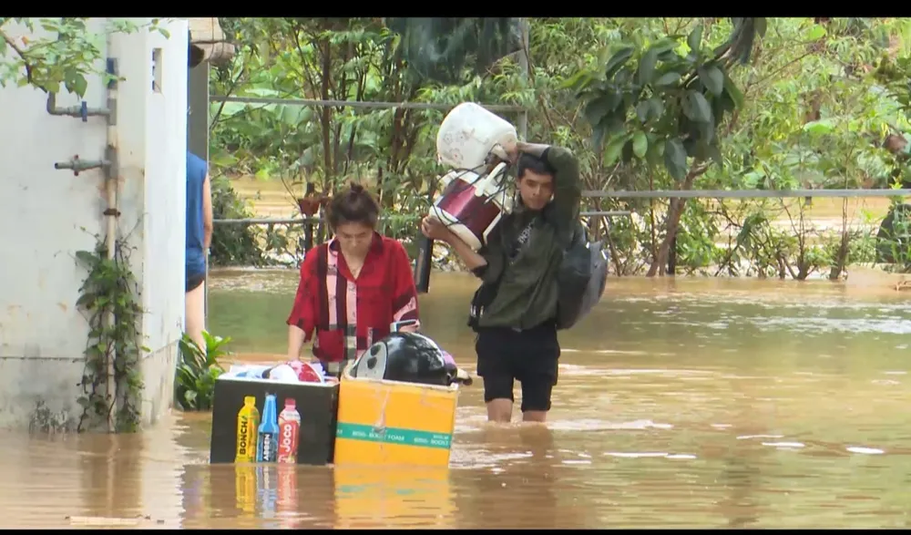 Người dân đang di chuyển đồ đạt đến nơi an toàn