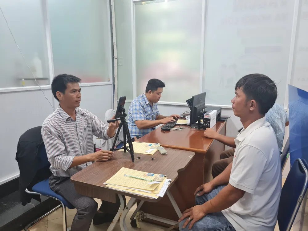 Người dân được hỗ trợ nhập dữ liệu để đổi giấy phép lái xe trực tuyến