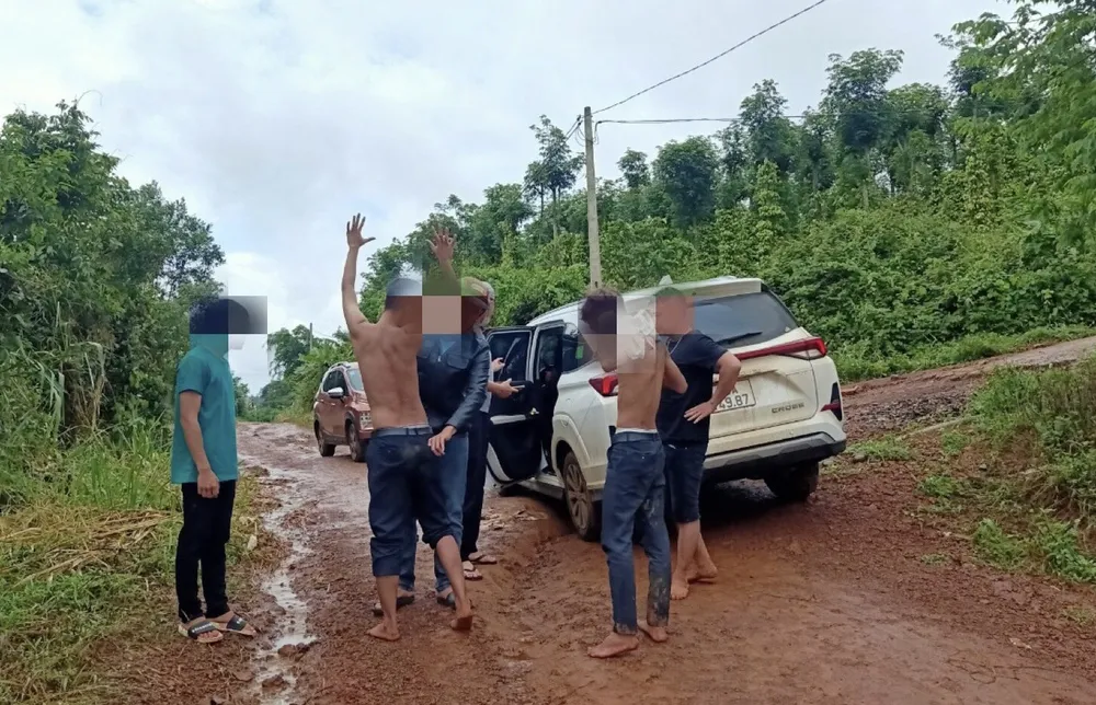 Lực lượng công an bắt giữ các đối tượng