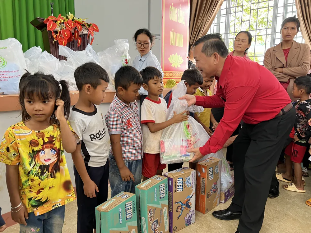 Ông Nguyễn Hoàng Ân tặng quà cho trẻ em nghèo, khuyết tật xã Đắk Mol Ông Nguyễn Hoàng Ân tặng quà cho trẻ em nghèo, khuyết tật xã Đắk Mol