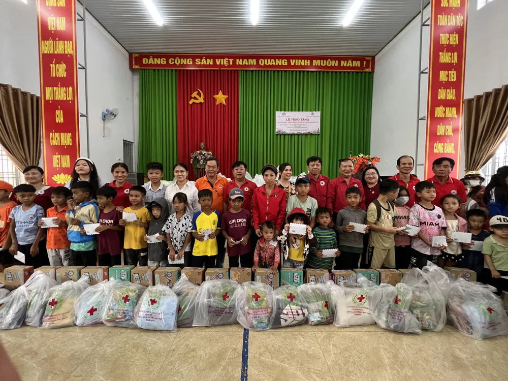 Nhiều phần quà dành cho trẻ em nghèo, khuyết tật ở xã Đắk Mol Nhiều phần quà dành cho trẻ em nghèo, khuyết tật ở xã Đắk Mol