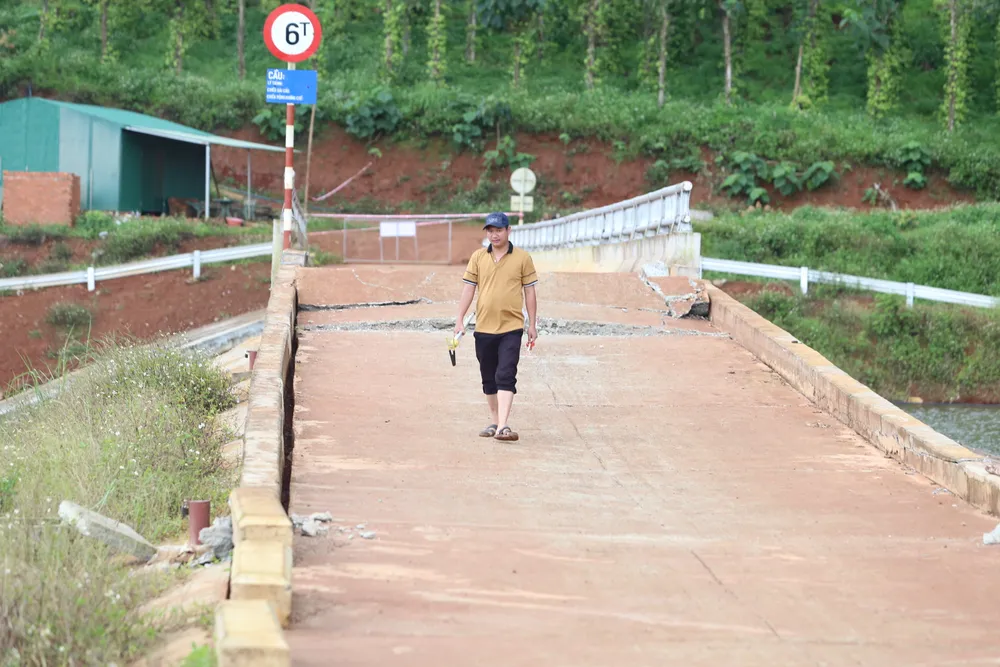 Nhiều điểm nứt toác trên thân đập