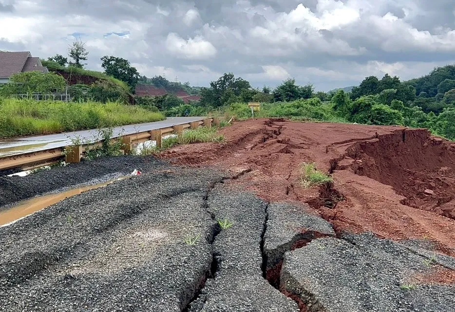 Khu vực sạt lở có dấu hiệu lan rộng vào đường tránh Gia Nghĩa