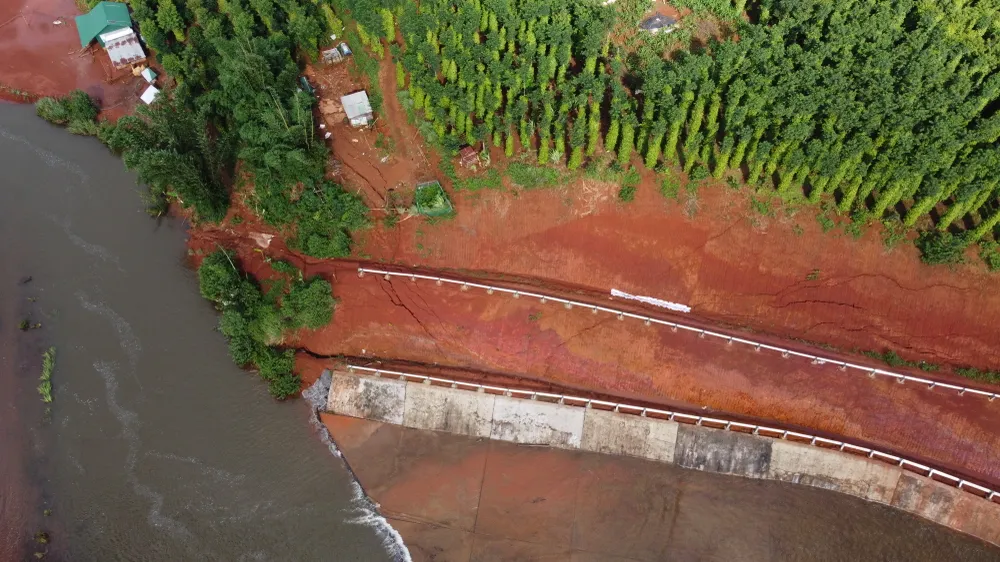 Nhiều vết nứt gãy bên phải thân đập