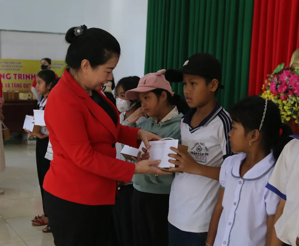 130 suất học bổng trao tặng cho trẻ em nghèo có hoàn cảnh khó khăn ở 2 xã Ea Tiêu và Ea Ktur, huyện Cư Kuin, tỉnh Đắk Lắk 130 suất học bổng trao tặng cho trẻ em nghèo có hoàn cảnh khó khăn ở 2 xã Ea Tiêu và Ea Ktur, huyện Cư Kuin, tỉnh Đắk Lắk